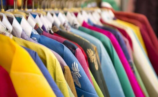 Jakie materiały dominują w markowych sukienkach z outletu?