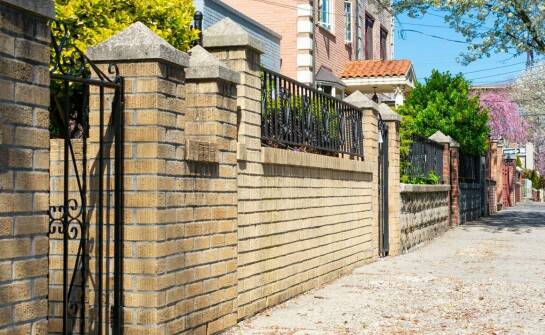 Jakie są ochronne funkcje daszków ogrodzeniowych z klinkieru?