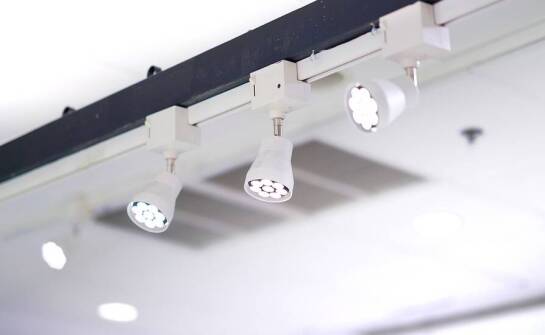 Jak poprawa natężenia oświetlenia może zwiększyć bezpieczeństwo w pracy?