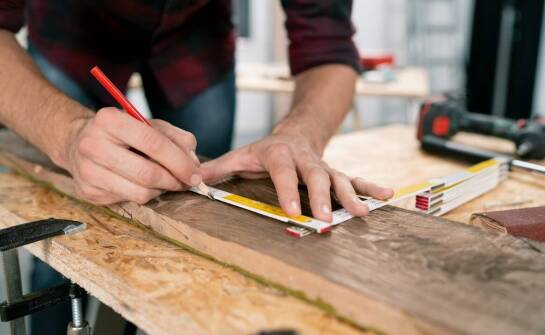 Dlaczego pominięcie precyzyjnych pomiarów ramy może zniweczyć efekt końcowy montażu stolarki?