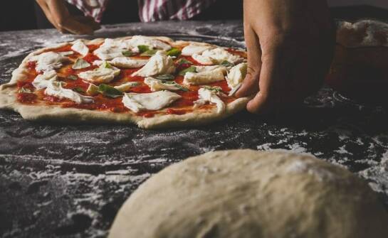 Mąka do pizzy w gastronomii – na co zwrócić uwagę przy wyborze dostawcy?