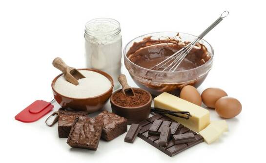 W jakiej formie najlepiej dozować surowiec kakaowy, aby przyspieszyć proces pieczenia i dekorowania?