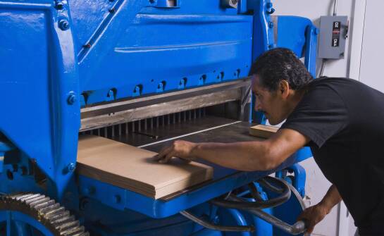 Techniczne aspekty maszyn do malowania desek: Co warto wiedzieć?