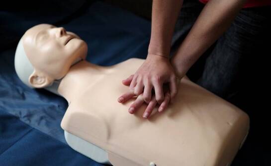 Dlaczego warto inwestować w regularne szkolenia z pierwszej pomocy?