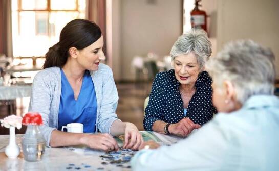 Jak dom opieki pomorskie organizuje zajęcia rekreacyjne dla mieszkańców?