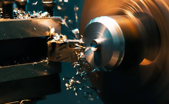 Rola szlifierek do metalu w nowoczesnym przemyśle stolarskim