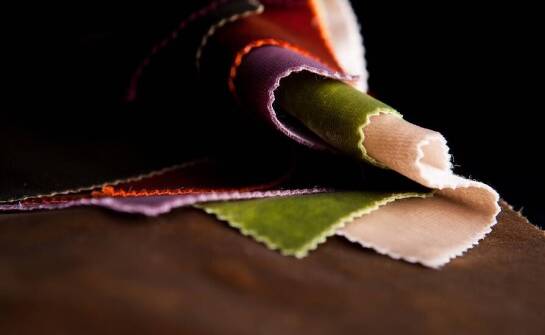 Jak dopasować tekstury tkanin tapicerskich do różnych stylów wnętrzarskich?