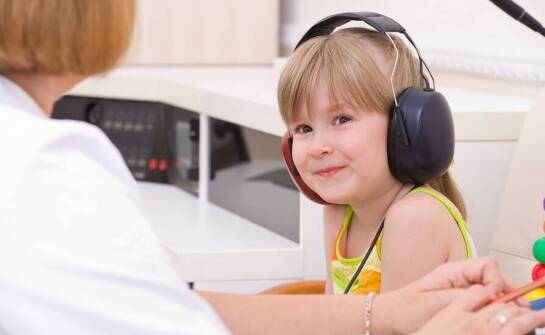 Znaczenie współpracy rodziców i specjalistów przy badaniu audiologicznym dziecka