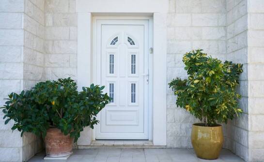 Czy grubość skrzydła wejściowego ma decydujący wpływ na bezpieczeństwo i izolację cieplną Twojego domu?