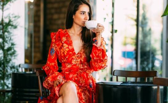 Maxi sukienki z rozporkiem – jak podkreślić swoją sylwetkę?