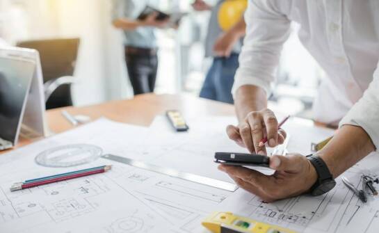 Jak firma budowlana zapewnia techniczne i prawne doradztwo podczas budowy?