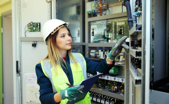 Jak zminimalizować ryzyko awarii dzięki regularnemu serwisowi dla wind?