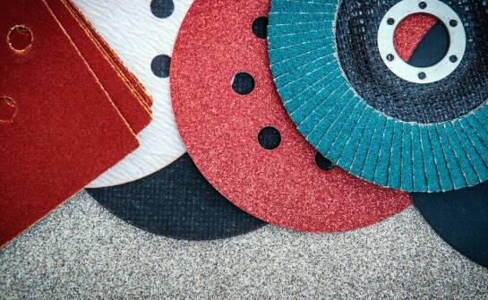 Jak wybrać odpowiedni pad do czyszczenia podłóg w przemyśle?