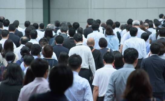 W jaki sposób znak C18 pomaga w zarządzaniu ruchem podczas masowych wydarzeń?