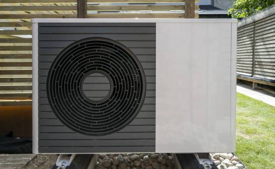 Czym charakteryzuje się efektywny system klimatyzacji zasilany odnawialną energią?