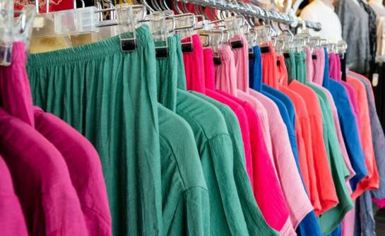 Jakie są najnowsze wzory i kolory wśród damskich mundurków pielęgniarskich?