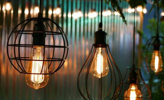 Jakie modele żyrandoli najlepiej pasują do industrialnych wnętrz?