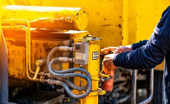 Wybór akumulatorowej wywrotki – co brać pod uwagę?