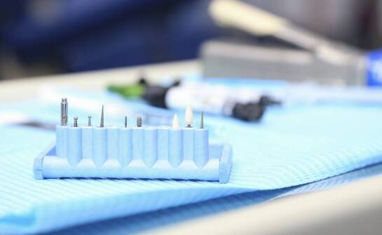 Jak dbać o sprzęt do aplikacji światłoutwardzalnego kleju ortodontycznego?