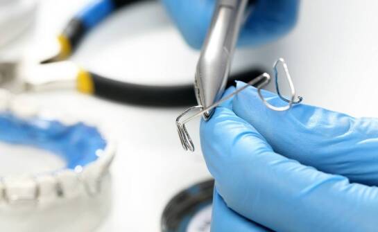 Co obejmuje usługa naprawy uszkodzeń ortodontycznych aparatów w nocy?