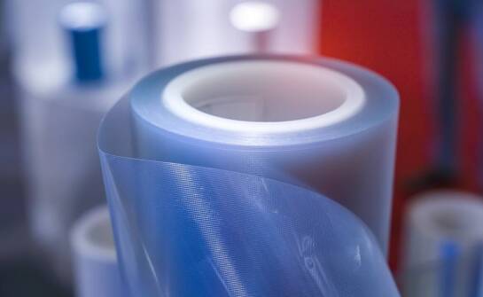 Transparentne folie w samoprzylepnych etykietach – praktyczne przykłady użycia