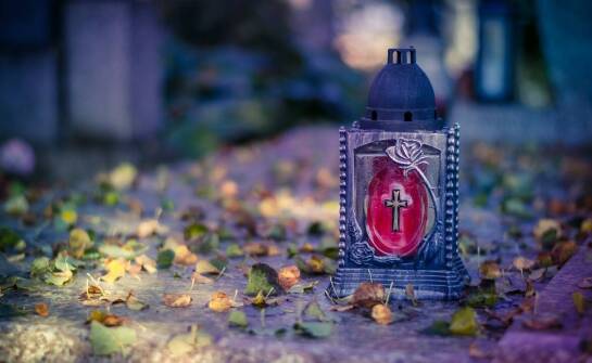 Fotografie nagrobkowe na porcelanie: jak wybrać odpowiednie wykończenie?