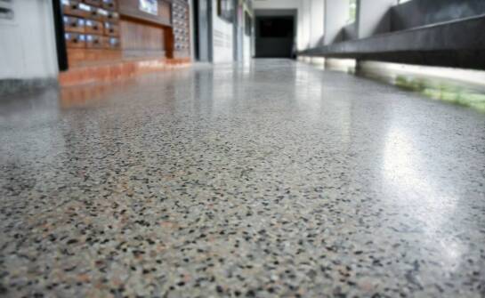 Dlaczego warto wybrać granit na wewnętrzne posadzki?