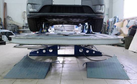 Jakie dodatkowe funkcje mogą posiadać nowoczesne stojaki lakiernicze?