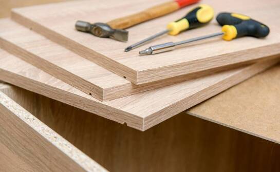 Jak wybrać odpowiednią sklejkę na wymiar do indywidualnych projektów?