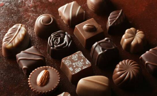 Śliwki w czekoladzie – jak je serwować, aby zaskoczyć gości?