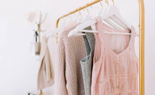 Sukienka Greta jako element garderoby kapsułowej