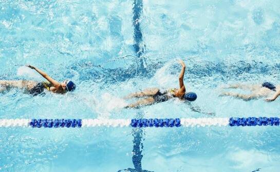 Różnice między strojami kąpielowymi dla amatorek a profesjonalistek