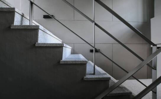 Jak podwłazowe uchwyty zwiększają funkcjonalność złazowych stopni?