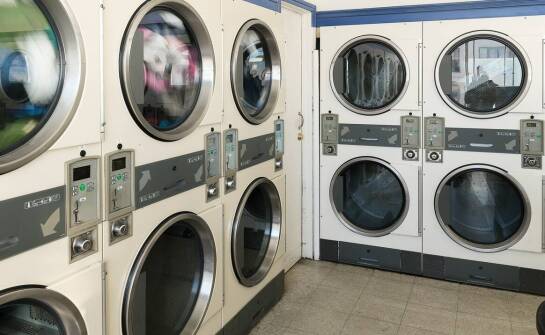 Jakie usługi wpływają na końcowy koszt chemicznego prania w pralni?