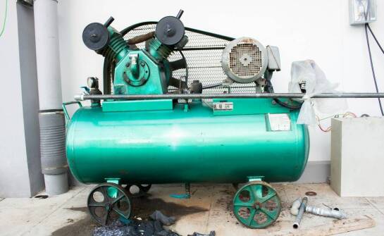 Kompresor czy sprężarka – jakie są różnice i kiedy warto je stosować?