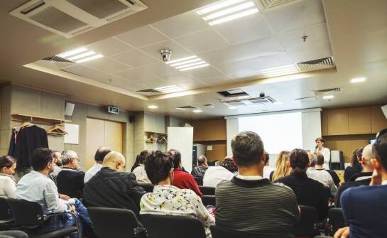 Szkolenie PPOŻ a zgodność z przepisami – doświadczenia w Warszawie