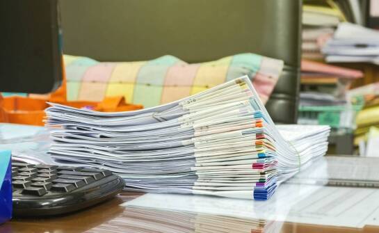 Praktyczne zastosowanie reklamowych segregatorów w organizacji biura