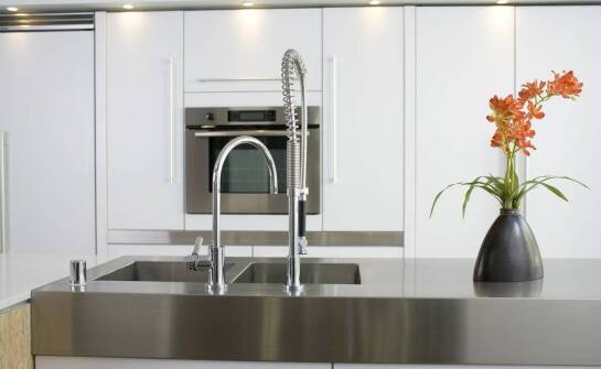 Wybór kuchennej baterii – jakie opcje oferują chromowane i granitowe modele?