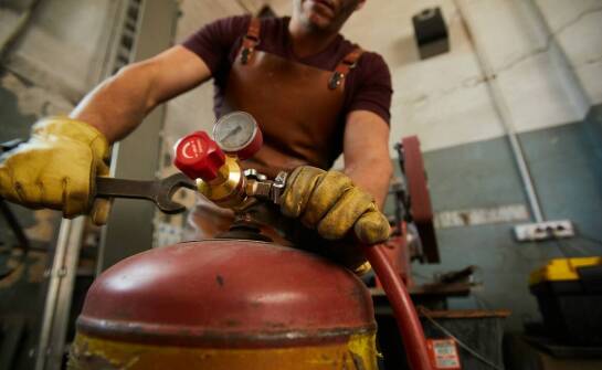 Jak płyn do czyszczenia miedzi wspiera utrzymanie higieny w zakładach przemysłowych?