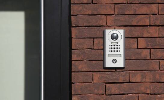 Różnorodność materiałów w produkcji nowoczesnych skrzynek pocztowych z wideodomofonem