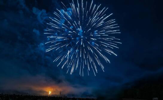 Jak niebieska dymna raca może urozmaicić Twoje wydarzenie?