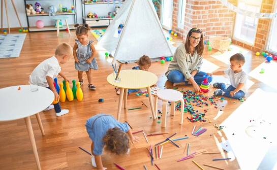 Organizacja urodzin z edukacyjnymi elementami w sali zabaw