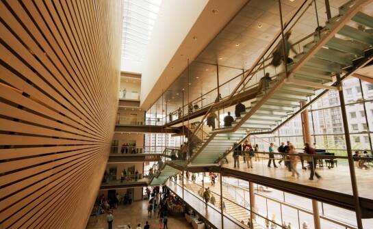 Wpływ ekskluzywnych paneli fornirowanych na akustykę w salach koncertowych