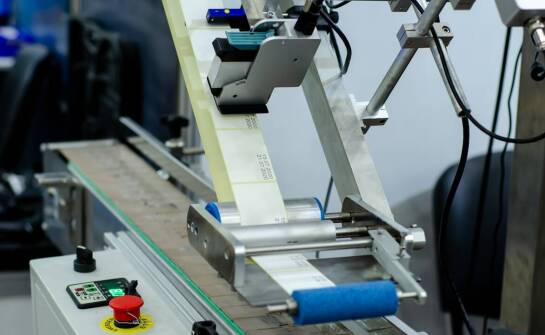 Jakie są najnowsze technologie wspierające działanie urządzeń do etykietowania?