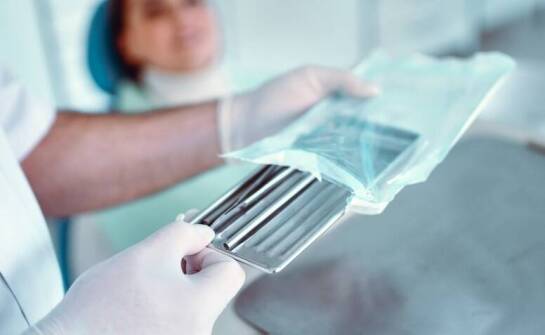 Jakie są kluczowe różnice między prostnicą a kątnicą w praktyce dentystycznej?