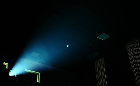 Zastosowanie gipsowych bloczków w kinach i teatrach – akustyczne zalety