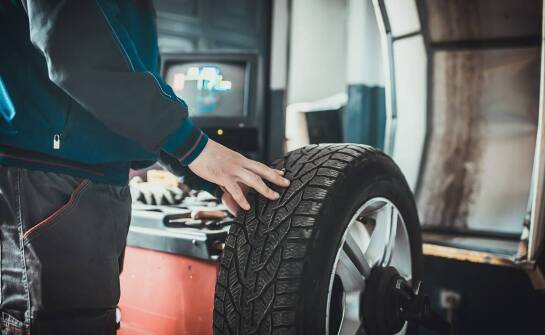 Dodatkowe usługi przy wymianie opon – co warto wiedzieć?