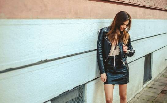 Klasyczne i nowoczesne podejście do stylizacji z czarnym krótkim futerkiem