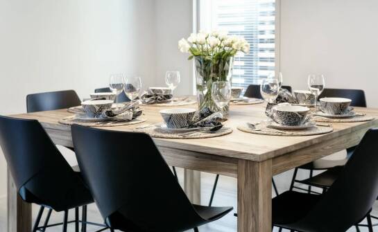 Stylowa dekoracja wąskiego stołu w jadalni na każdą okazję