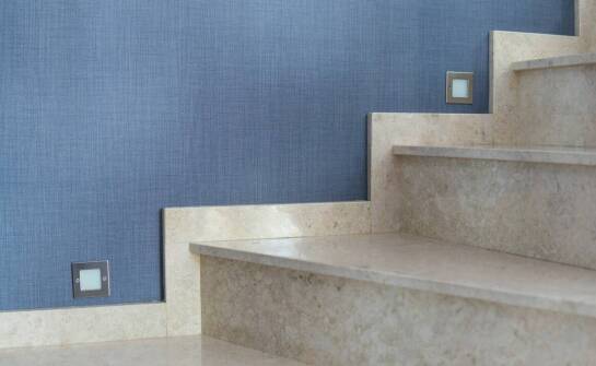 Parapety z granitu i marmuru: porównanie właściwości i zastosowań